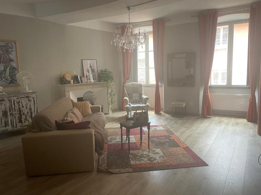 un salon avec un canapé et une chaise dans l'établissement APPARTEMENT BASTIA AU PIED DU VIEUX PORT, à Bastia
