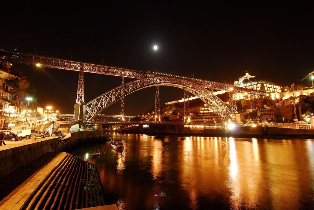 ポルトにあるWelcome to my cityの夜の川上大橋