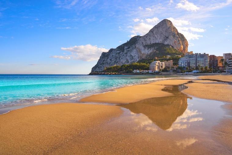 a view of a beach with a mountain in the background at Home SEA&DREAMS Beach in Calpe