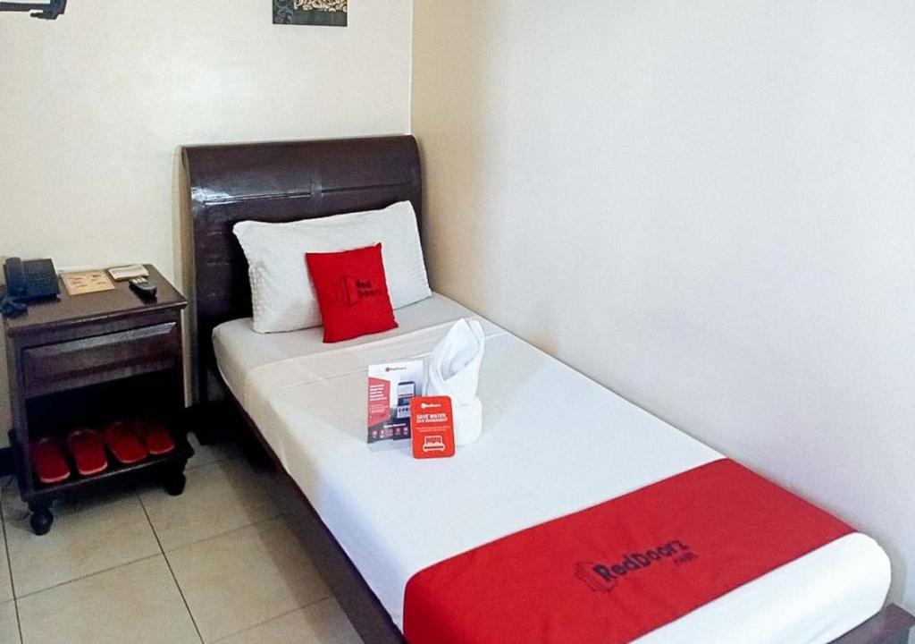 Postel nebo postele na pokoji v ubytování RedDoorz Near Ormoc Port Terminal