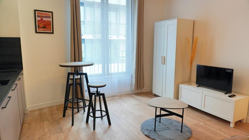 Televízia a/alebo spoločenská miestnosť v ubytovaní Proche Carlton & Croisette, Appartement 203