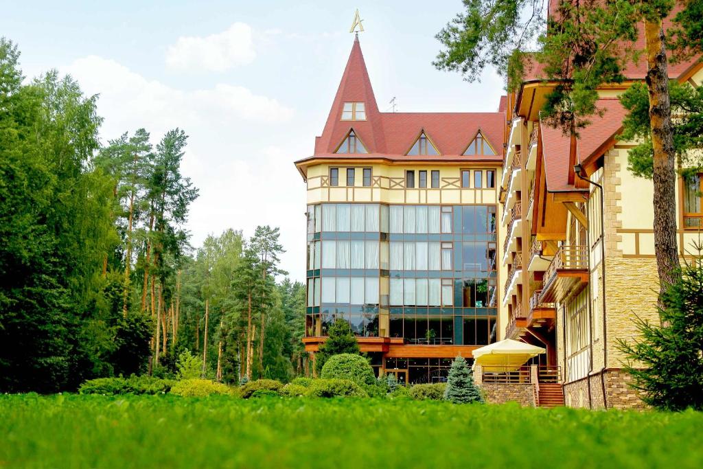 een groot gebouw met een toren erop bij Areal Congress hotel in Novaya Kupavna