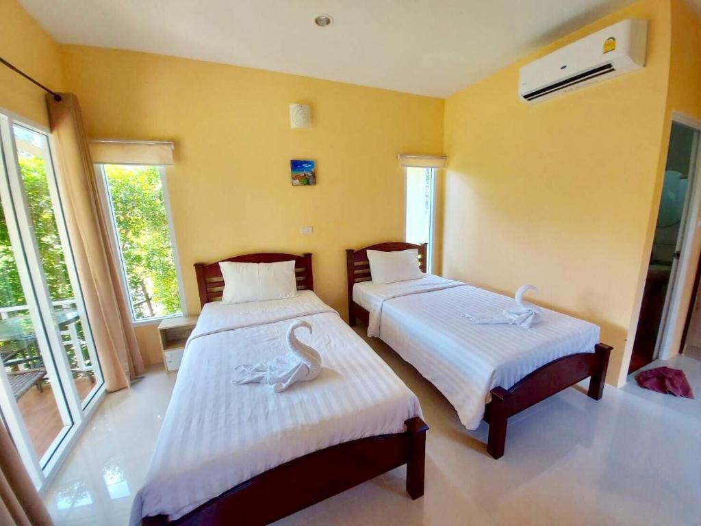 Postel nebo postele na pokoji v ubytování Koh Yao Modern Inn -SHA Plus