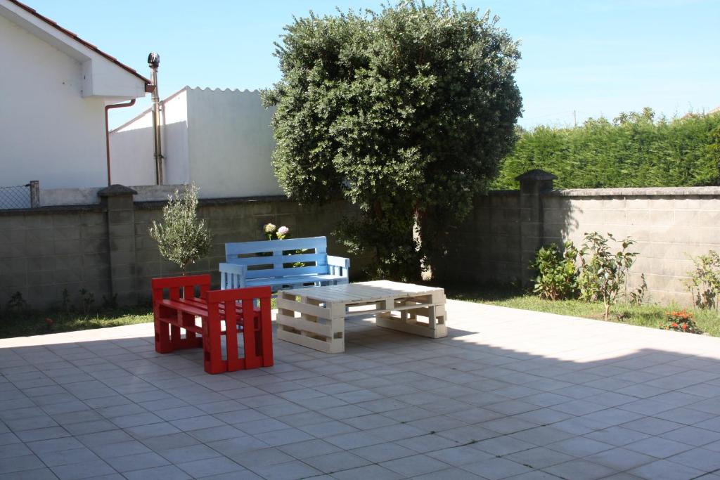 - une table de pique-nique et un banc sur la terrasse dans l'établissement Vistamar Galicia Rua Muralla, à Ribeira