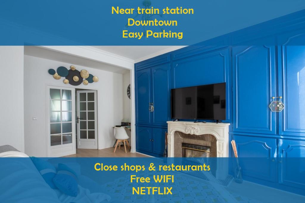 Dieses blaue Zimmer verfügt über einen TV und einen Kamin. in der Unterkunft Le Marché de l'Elégance à Vernon-Giverny - Claude Monet - Downtown in Vernon