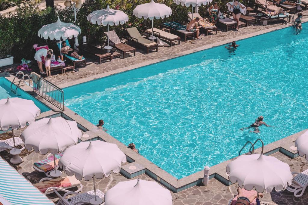 Bazén v ubytování Hotel Monaco & Quisisana nebo v jeho okolí