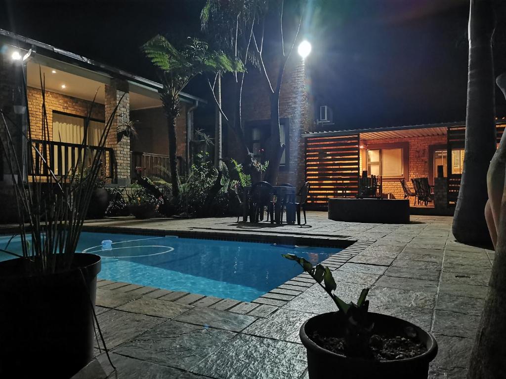 uma casa com piscina à noite em Cycadales Villa em Sabie