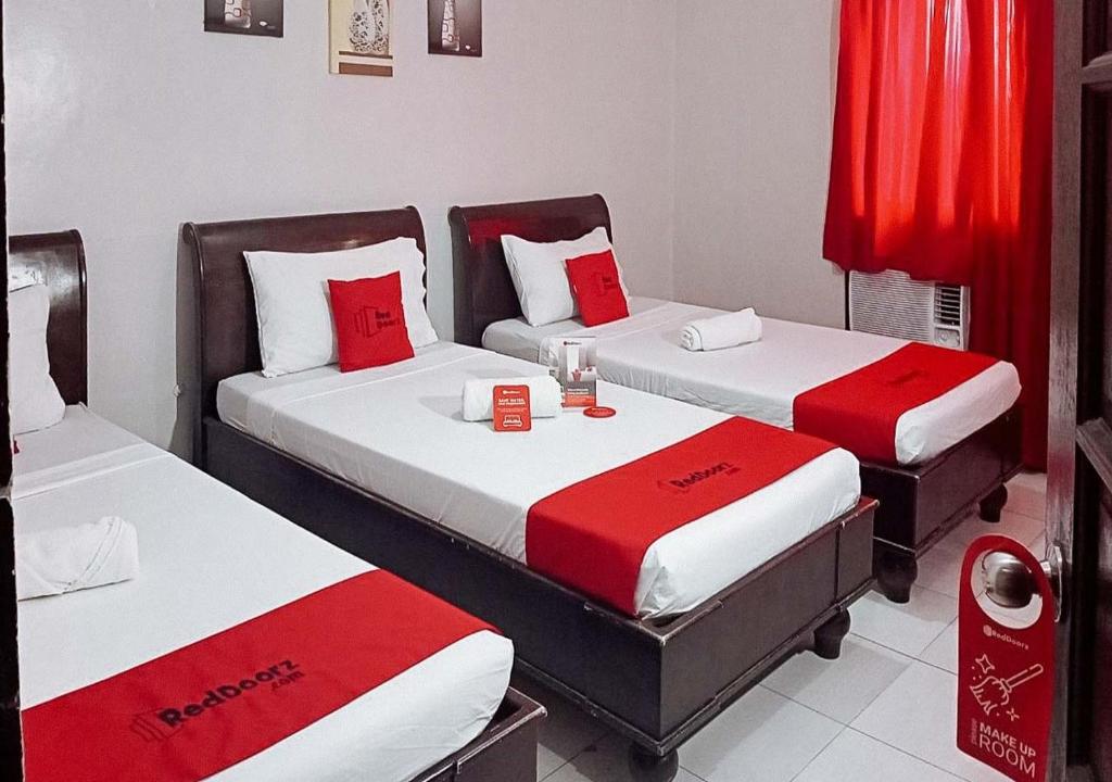 Postel nebo postele na pokoji v ubytování RedDoorz Near Ormoc Port Terminal