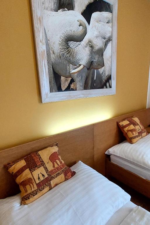 Postel nebo postele na pokoji v ubytování Afrika Hotel Frýdek-Místek