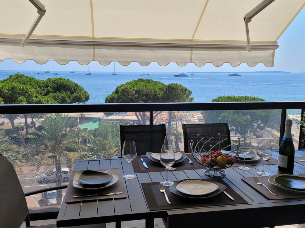 une table à manger avec vue sur l'océan dans l'établissement Center Bay T4, à Antibes