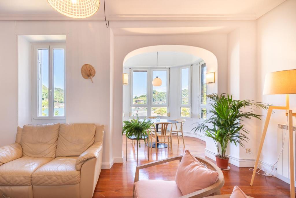 uma sala de estar com um sofá e uma mesa em EKI ETXEA Piso en Orio para 6 personas al lado de San Sebastián PARKING em Orio