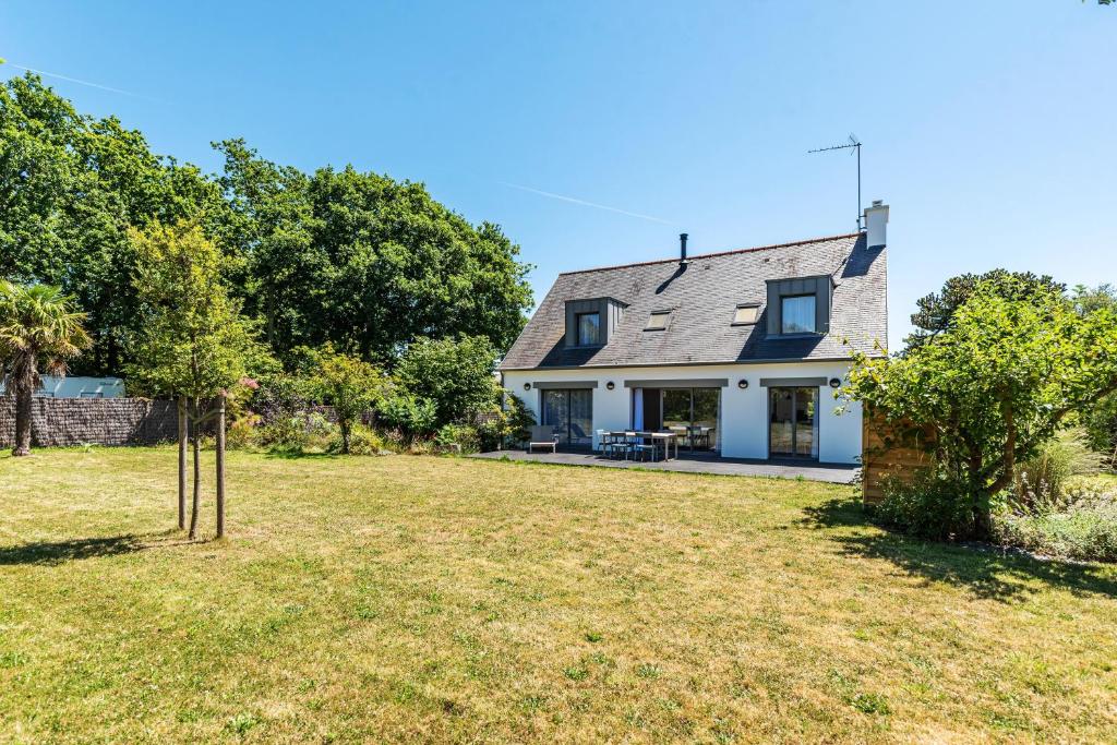 een uitzicht op een huis met een tuin bij Les Peupliers - maison de vacances avec jardin in Bénodet