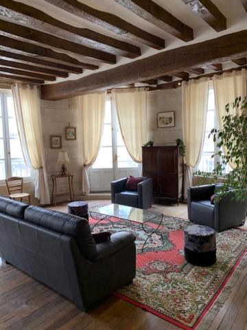 a living room with two couches and a rug at La tour de Jade in Avallon