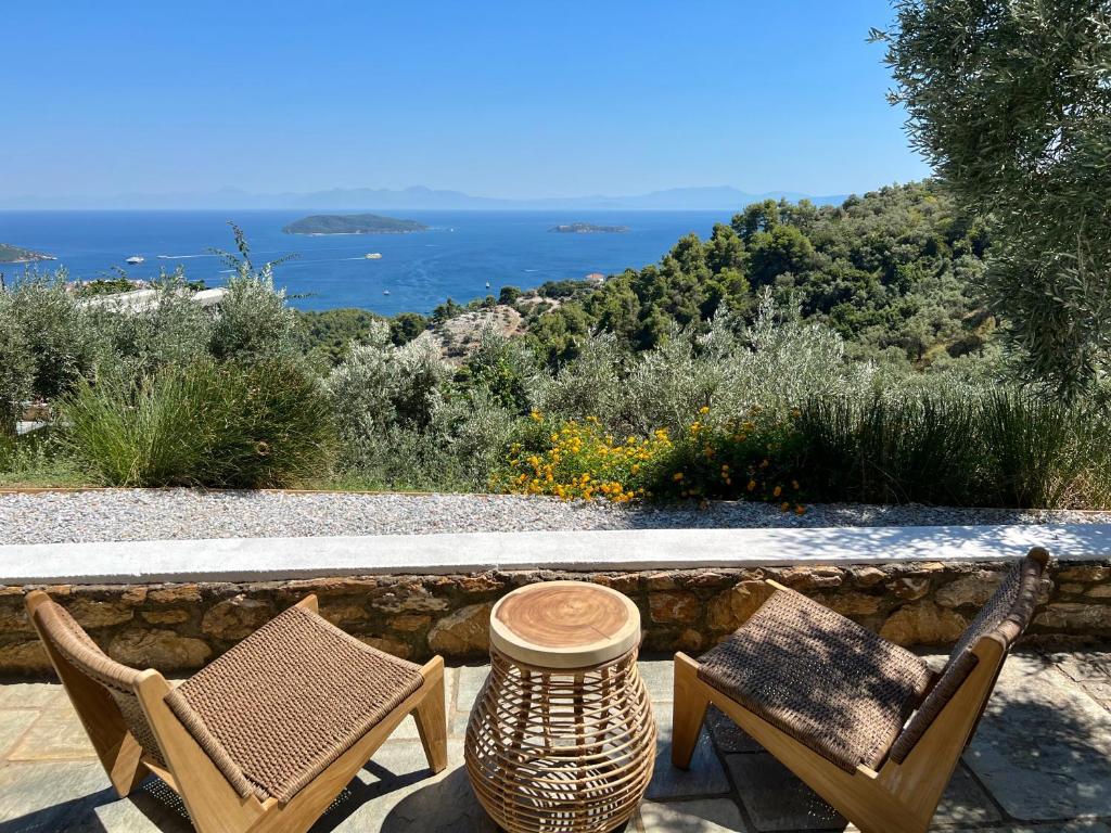 een patio met 2 stoelen en een tafel bij Bouboulina's house with amazing sea view in Skiathos-stad