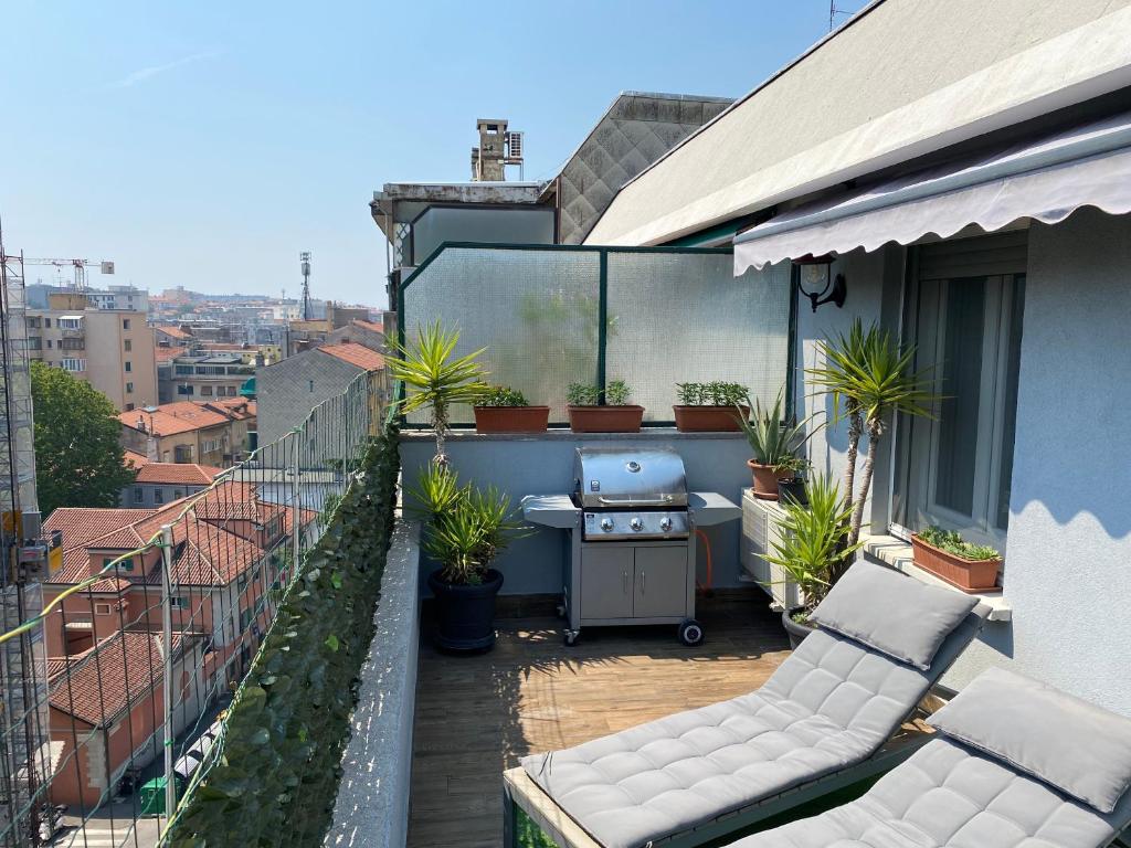 - un balcon avec barbecue sur le côté du bâtiment dans l'établissement Appartamento La Terrazza, à Trieste