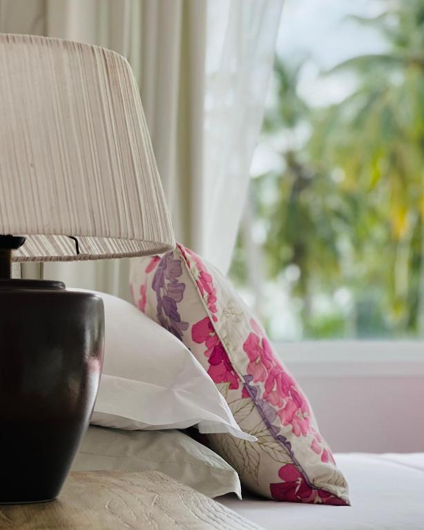 Postel nebo postele na pokoji v ubytování Fairytale Inn