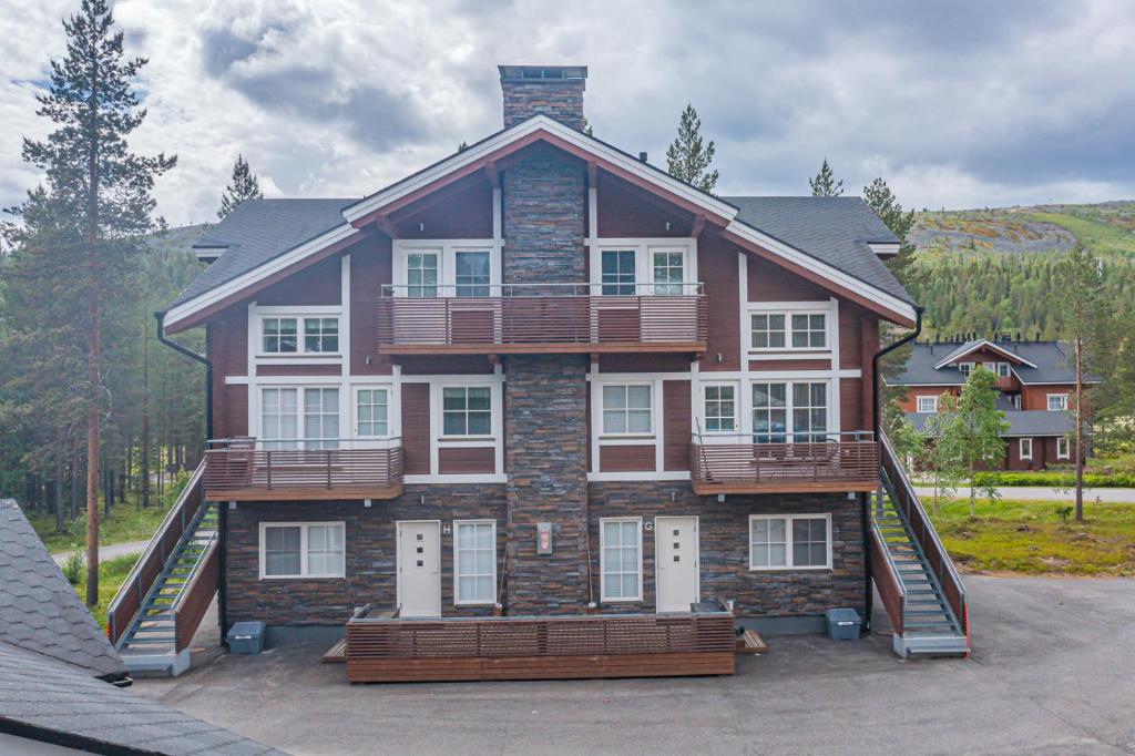 a large house with balconies on the side of it at Levillas Golfväylä 3C in Levi