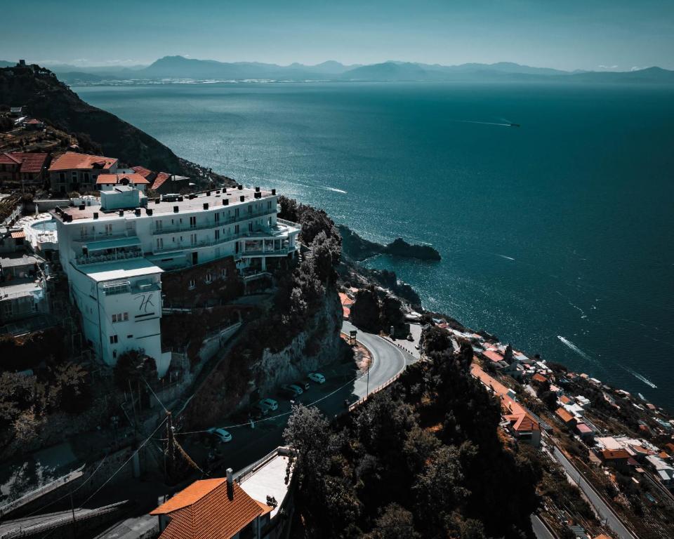 阿傑羅拉的住宿－Hotel le Rocce - Agerola, Amalfi Coast，享有大海旁山丘上建筑的空中景致