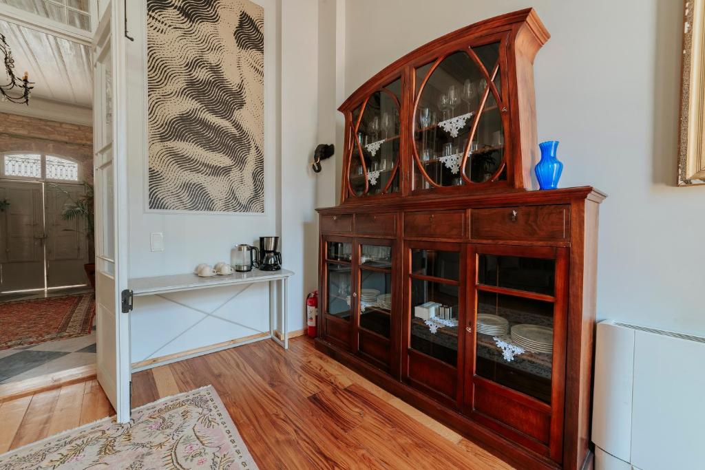 - un grand meuble en bois dans le salon dans l'établissement Karargah Urla, à Urla