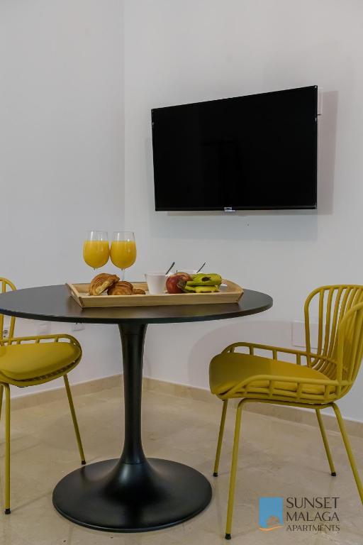 Televízia a/alebo spoločenská miestnosť v ubytovaní MALAGA CENTRAL SUITES - New Release