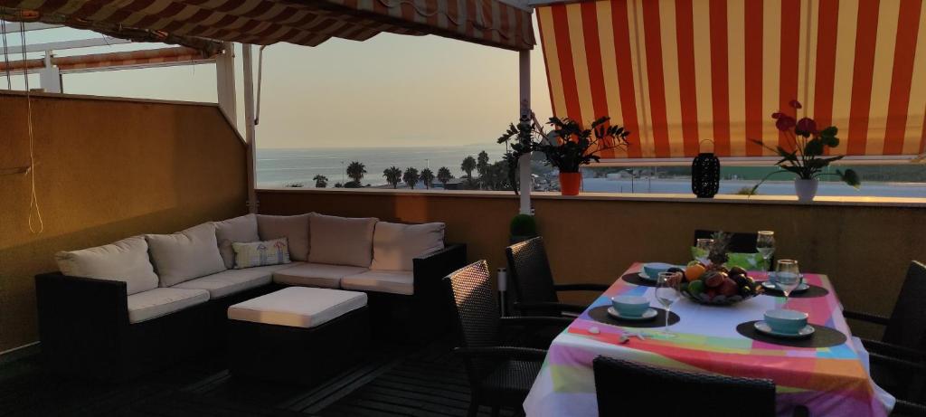 莫切的住宿－Abierto al mar，客房设有桌子、沙发、桌子和椅子。