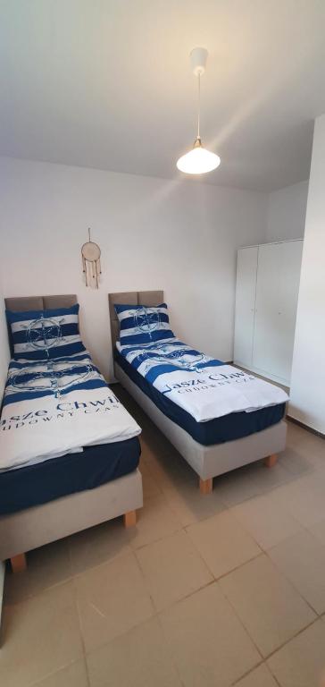 ヤロスワビエツにあるChabrowa Perłaのベッド2台が隣同士に設置された部屋です。