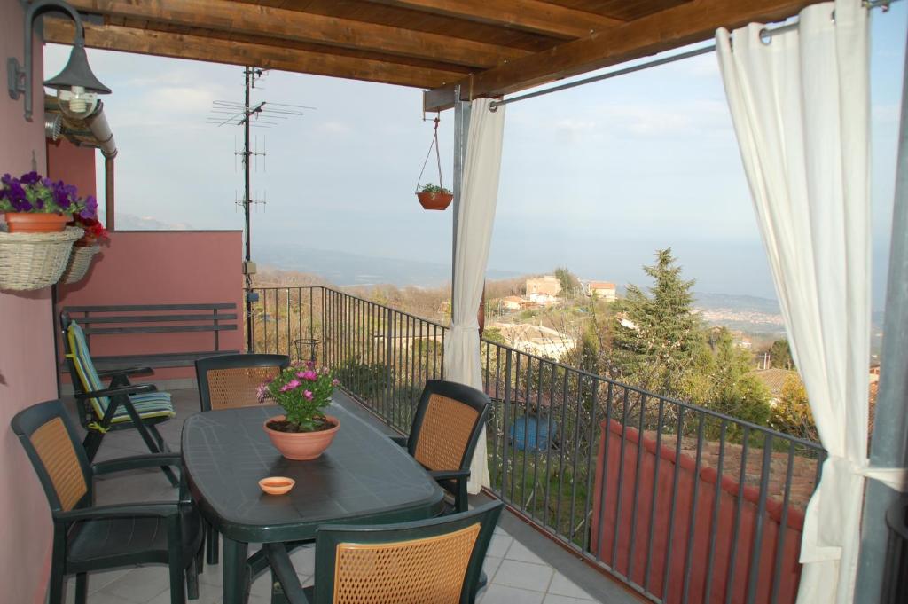 einen Balkon mit einem Tisch und Stühlen sowie Aussicht in der Unterkunft Casa Maria in Puntalazzo