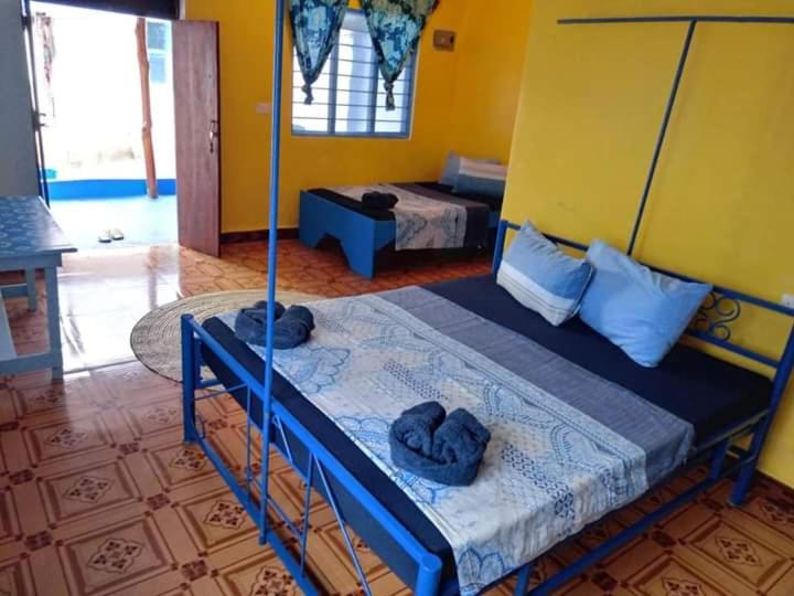 1 Schlafzimmer mit 2 Betten in einem Zimmer in der Unterkunft Furaha B&B Kendwa in Kendwa