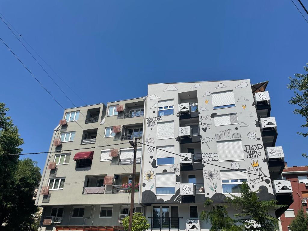 El edificio en el que está el departamento