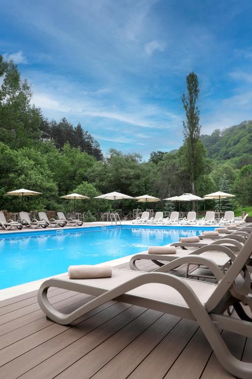 Bazén v ubytování Best Western Plus Paradise Hotel Dilijan nebo v jeho okolí