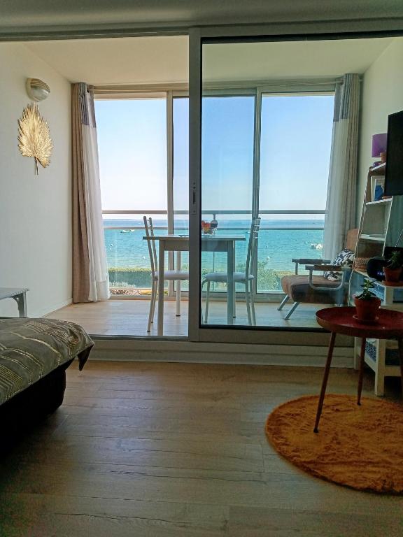 un salon avec vue sur l'océan dans l'établissement Vue imprenable Bassin d'Arcachon, à Arcachon