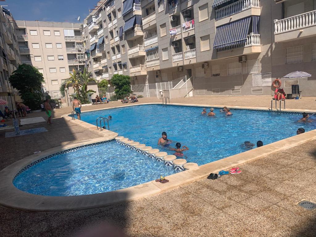 een groep mensen in een zwembad in een gebouw bij Luxury beach apartment in Torrevieja