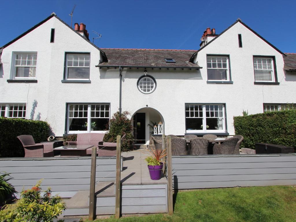 een wit huis met een hek ervoor bij Moss Bank House in Conwy