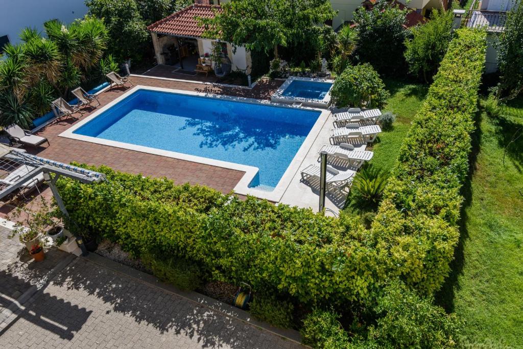 Fotografia z galérie ubytovania Family friendly apartments with a swimming pool Trogir - 16509 v Trogiri