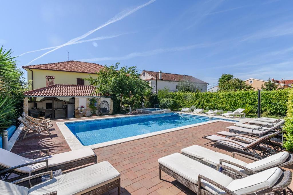 Fotografia z galérie ubytovania Family friendly apartments with a swimming pool Trogir - 16509 v Trogiri