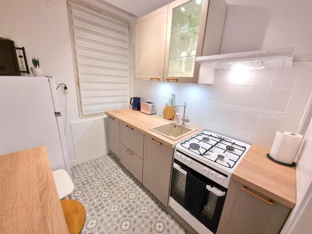 Kuchyňa alebo kuchynka v ubytovaní Apartament Miodowa Warszawa