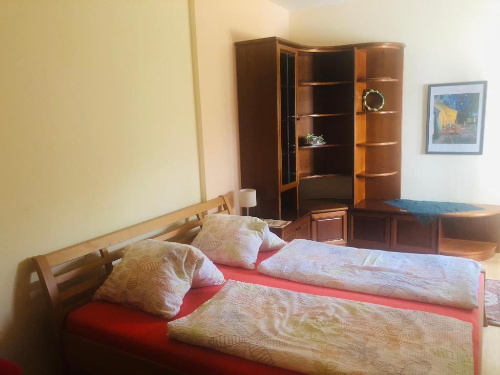 A bed or beds in a room at Ferienwohnung am Bauernhof Straßonig vulgo Hornis