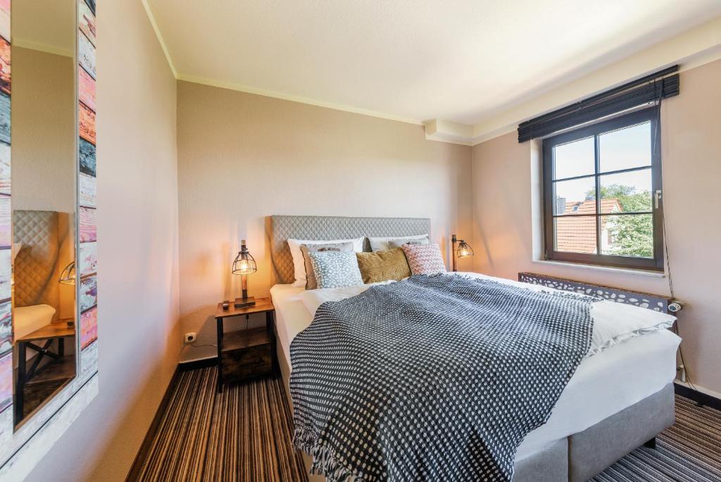 1 dormitorio con cama y ventana en The Mex - El Sombrero en Arnstadt