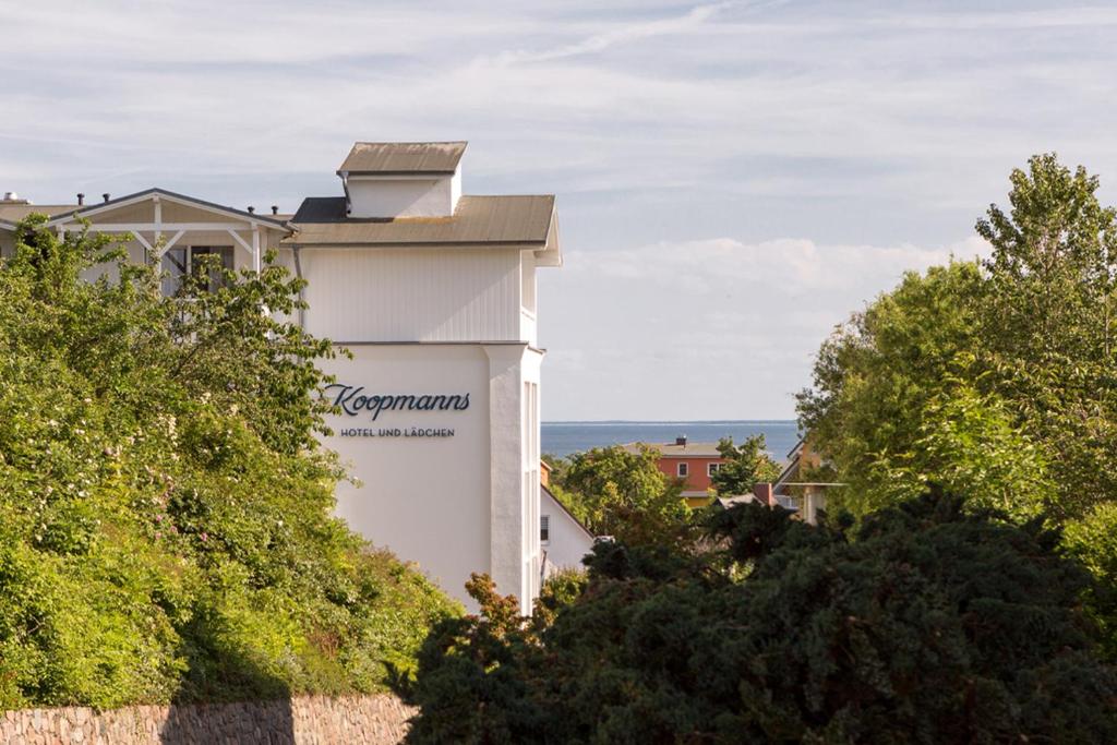 ゲーレンにあるKoopmanns Hotel und Lädchenの白い建物