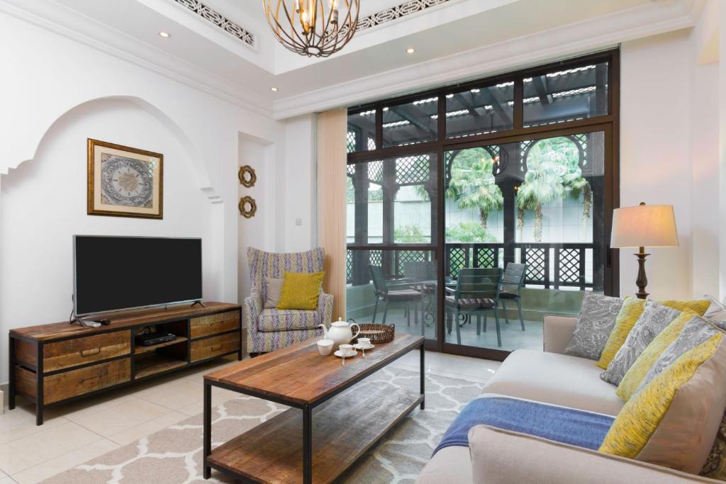 Souk Al Bahar Al Tajer, Burj Khalifa - Mint Stay - Housity
