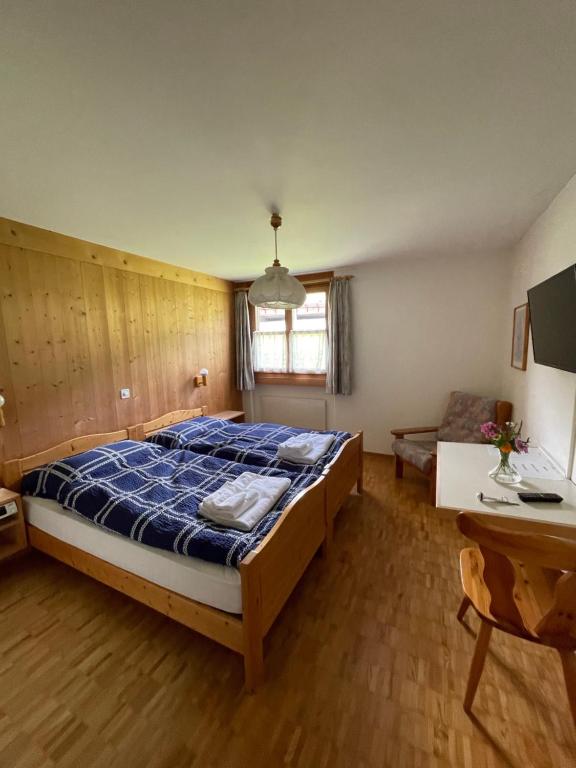 Postel nebo postele na pokoji v ubytování Gasthaus Beverin