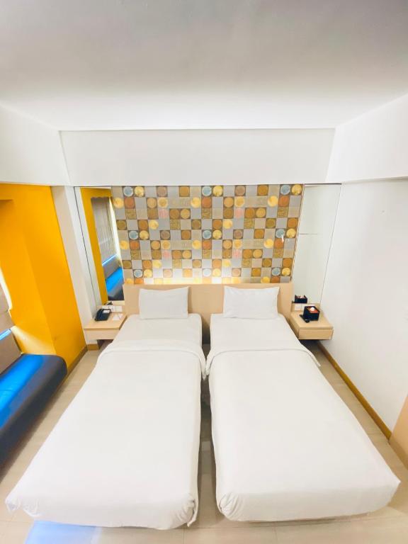 Postel nebo postele na pokoji v ubytování Sun Royal Hotel
