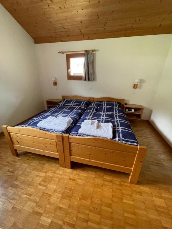 Postel nebo postele na pokoji v ubytování Gasthaus Beverin