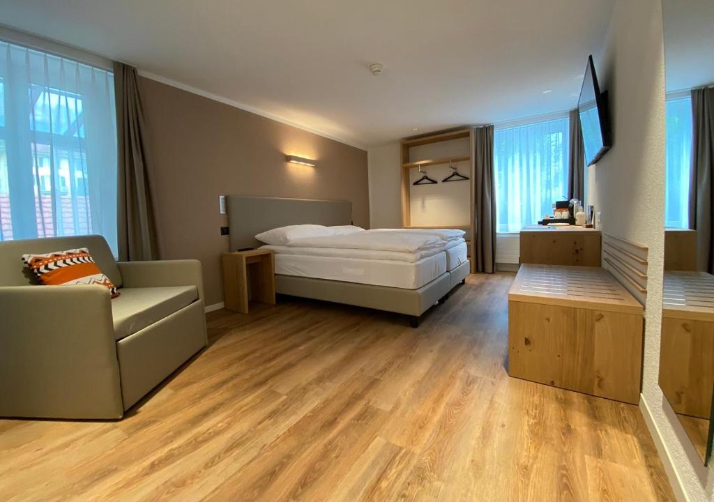 um quarto com uma cama e um sofá num quarto em Hotel Artist em Biel
