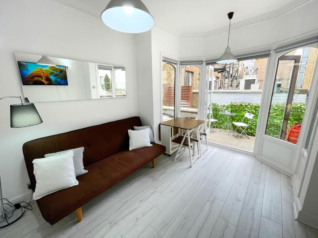 Posezení v ubytování LUXURIOUS Terrace 2 Bedrooms in Relaxing Covent Garden Apartment