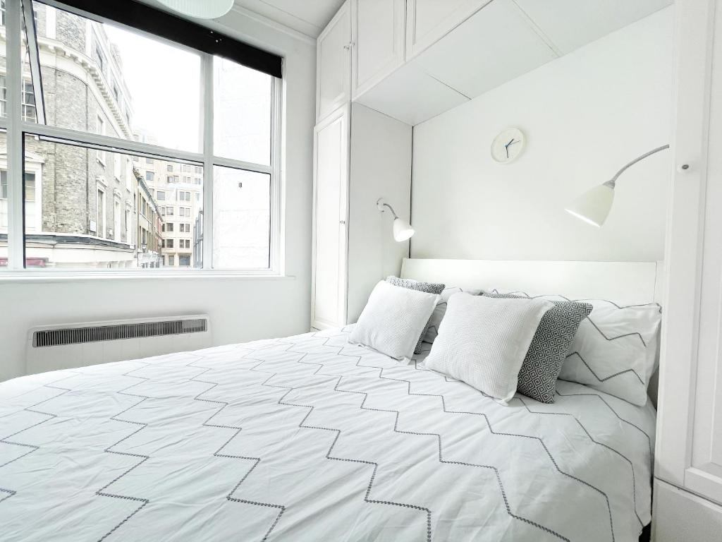 Postel nebo postele na pokoji v ubytování LUXURIOUS Terrace 2 Bedrooms in Relaxing Covent Garden Apartment