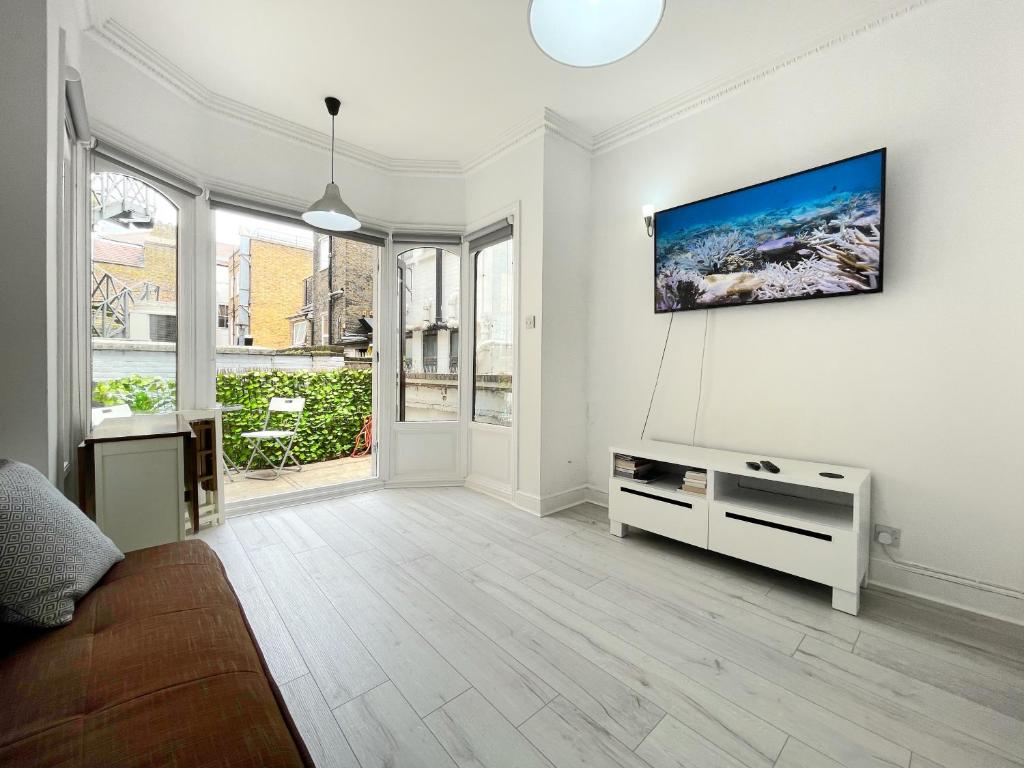 TV a/nebo společenská místnost v ubytování LUXURIOUS Terrace 2 Bedrooms in Relaxing Covent Garden Apartment