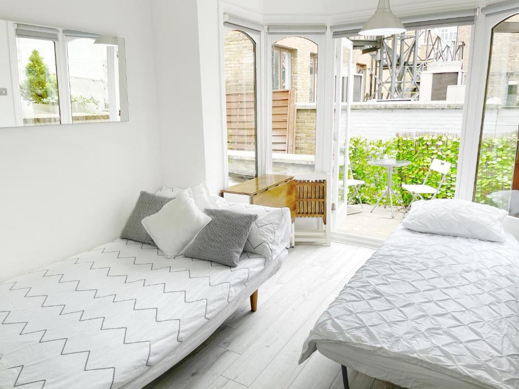 Postel nebo postele na pokoji v ubytování LUXURIOUS Terrace 2 Bedrooms in Relaxing Covent Garden Apartment