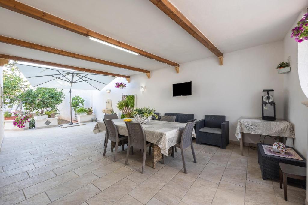 Μια τηλεόραση ή/και κέντρο ψυχαγωγίας στο Maison Nina