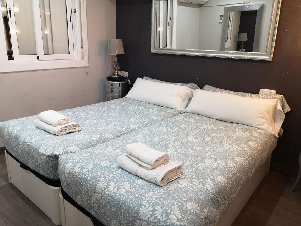 巴塞隆納的住宿－ApartEasy - Eixample Center，一间卧室配有两张带毛巾的床